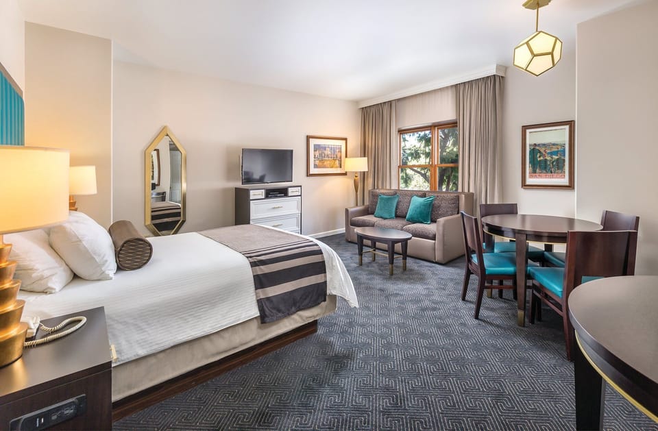 Studio Unit w/ Queen Bed