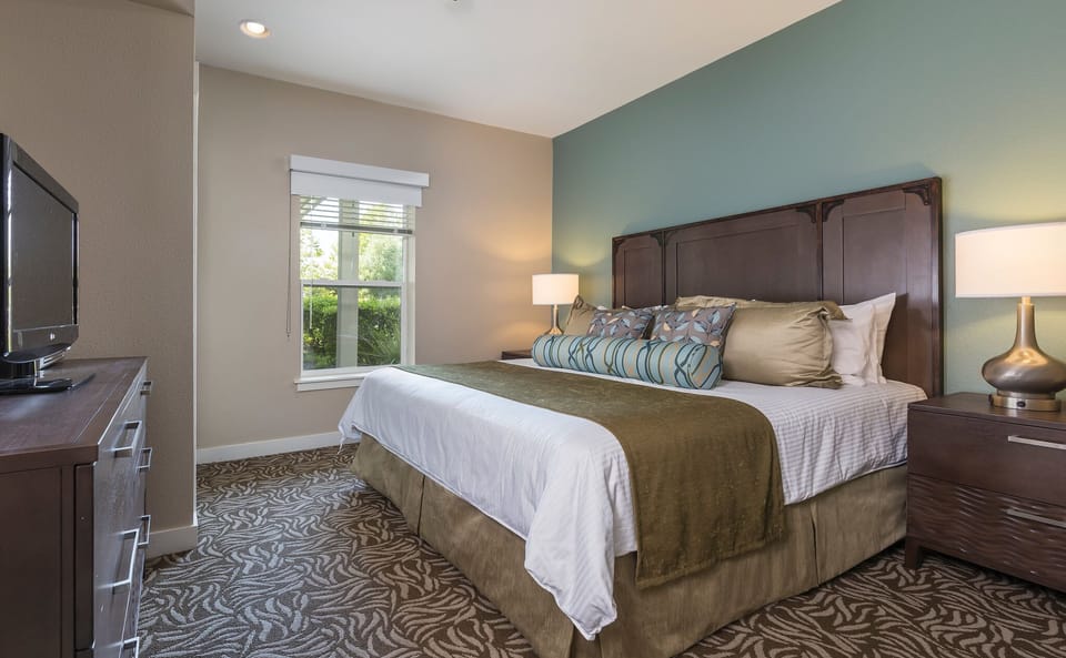 Master Bedroom w/ King Bed