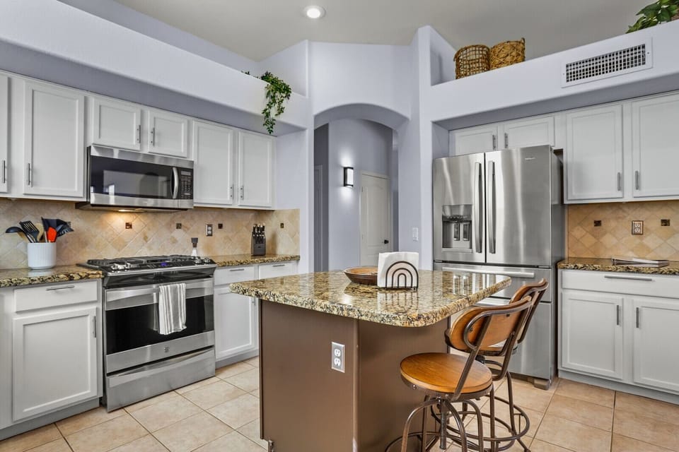 Breakfast bar on the island for easy meals. 