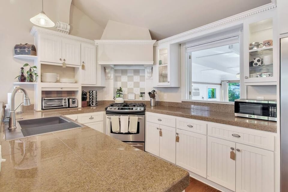 Fully Stocked Kitchen (1)