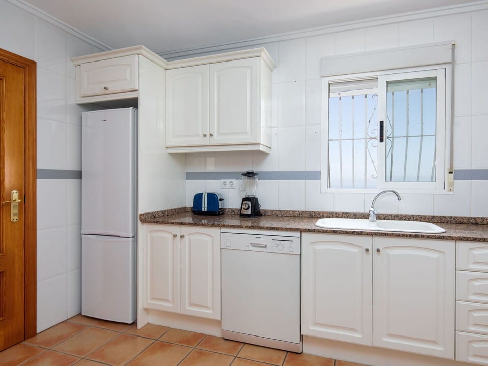 Kitchen Sink, Cabinetry, Countertop, Property, Sink, Building, Wood, Kitchen, Tap, Window