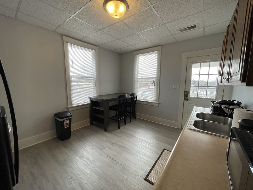 Large Updated Upper 1-bedroom East Facing w/ Wi-Fi Apartment in Quincy