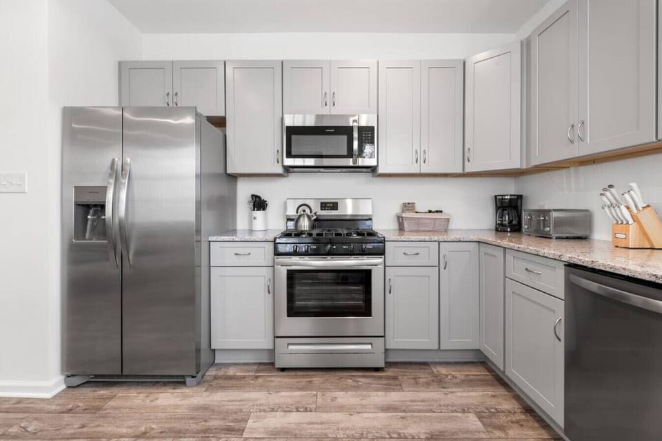 Refrigerator has filtered water and ice machine.