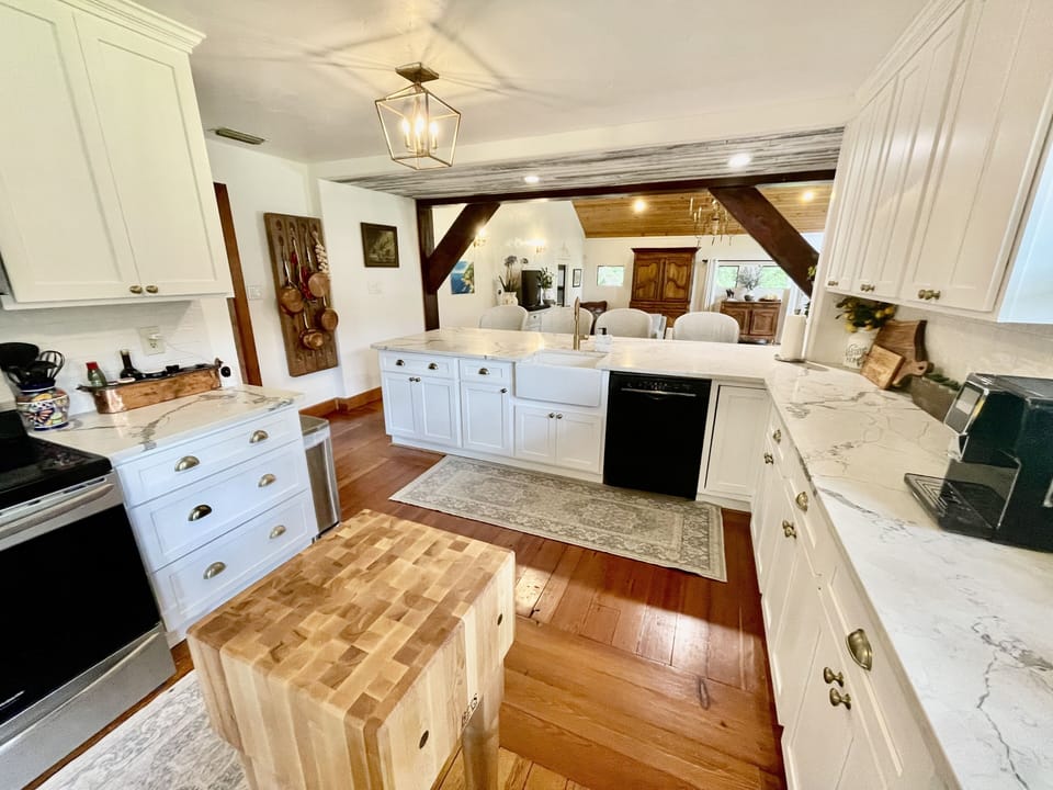 Many kitchen amenities 