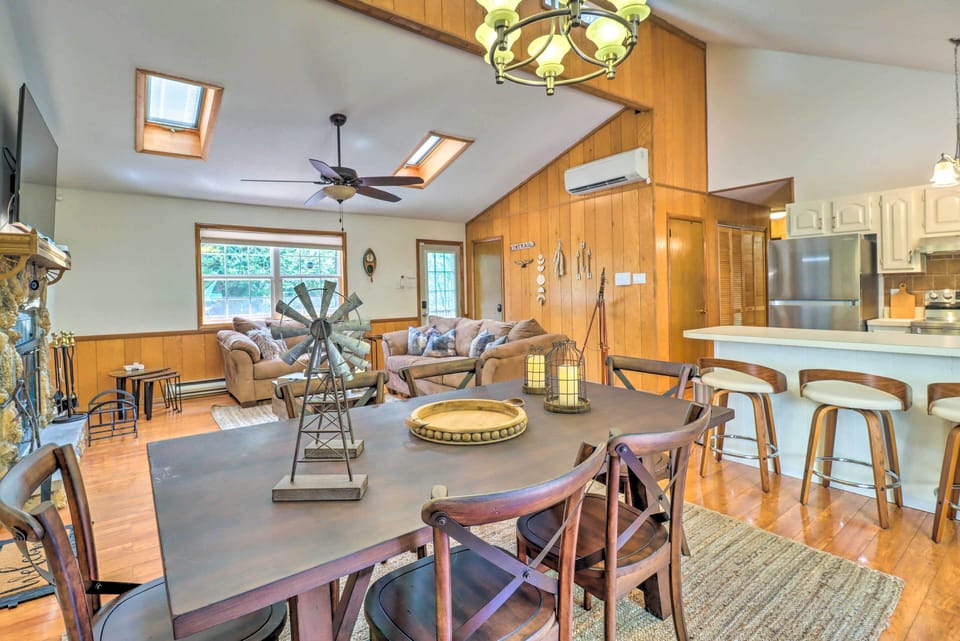 Dining Area | Dishware & Flatware Provided | Trash Bags & Paper Towels Provided