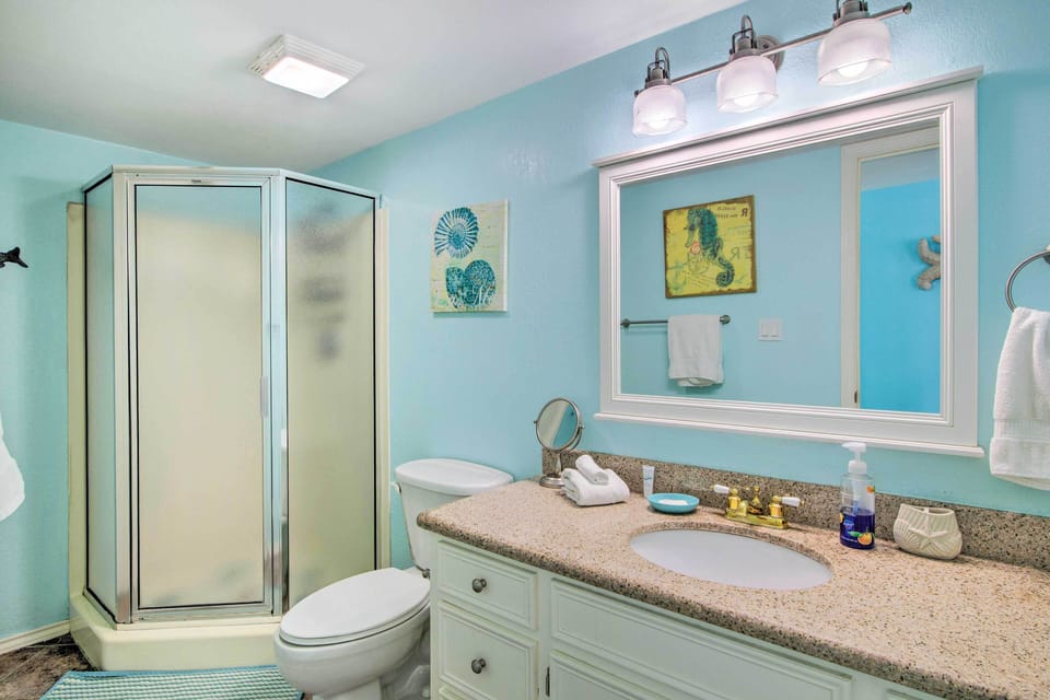 Full Bathroom | Towels Provided | Complimentary Toiletries