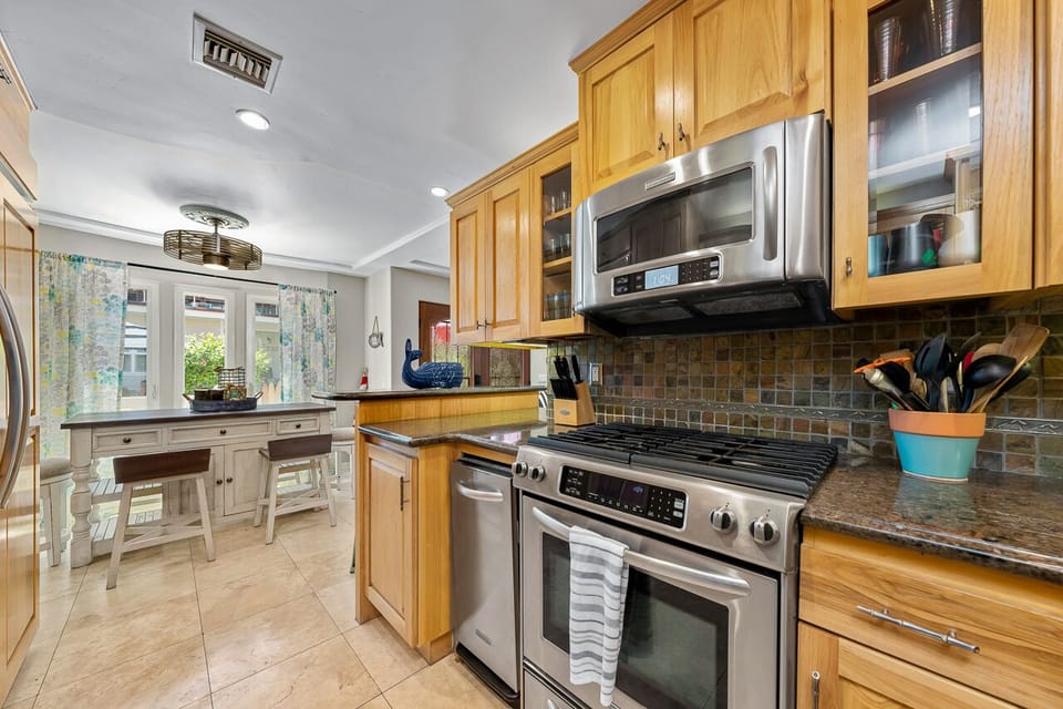 Top-of-the-line stainless steel appliances & fully stocked kitchen