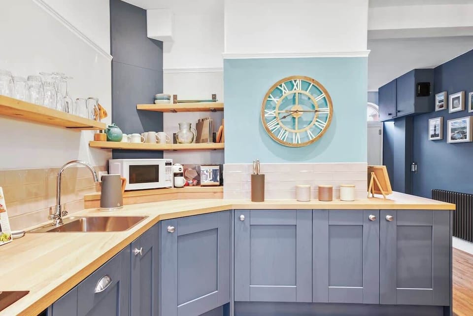 Fully equipped kitchen at Blue Puffin Stays Short Lets & Serviced Accommodation