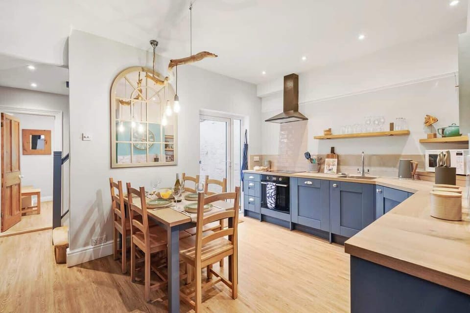 Kitchen and Dining area at Blue Puffin Stays Short Lets & Serviced Accommodation 