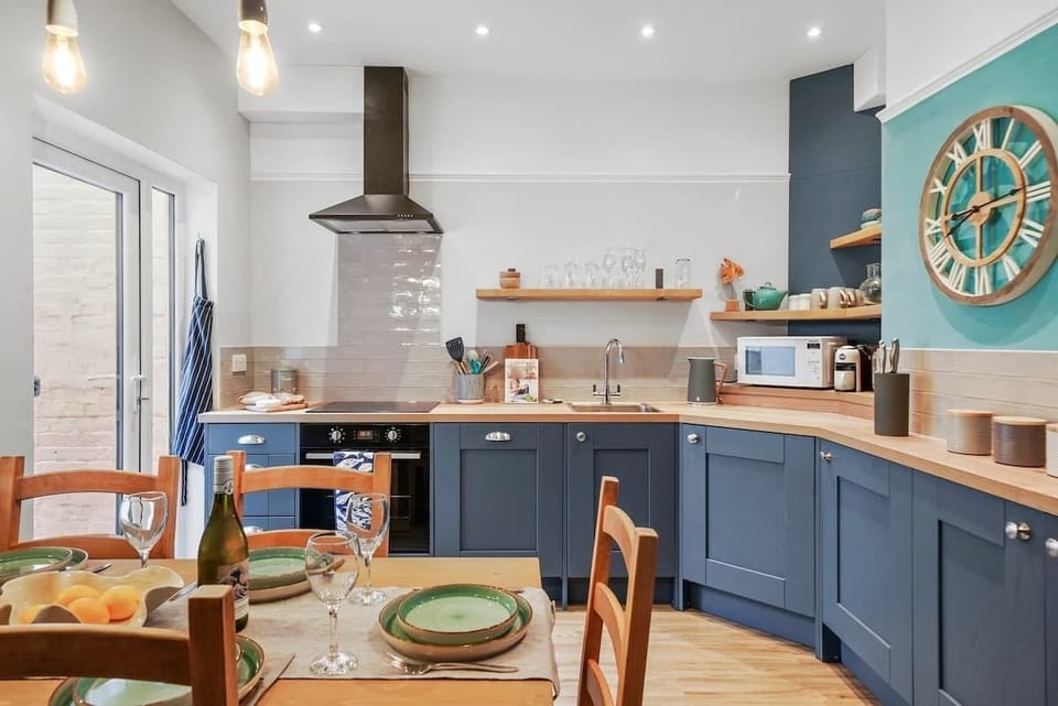 Kitchen and Dining area at Blue Puffin Stays Short Lets & Serviced Accommodation 
