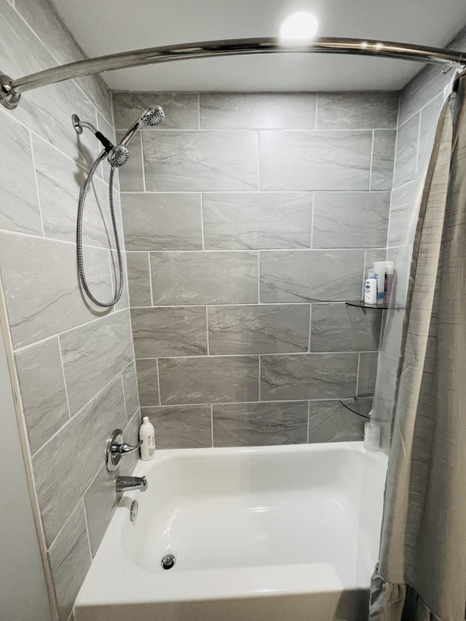 So fresh and so clean! Shower/tub combo. 