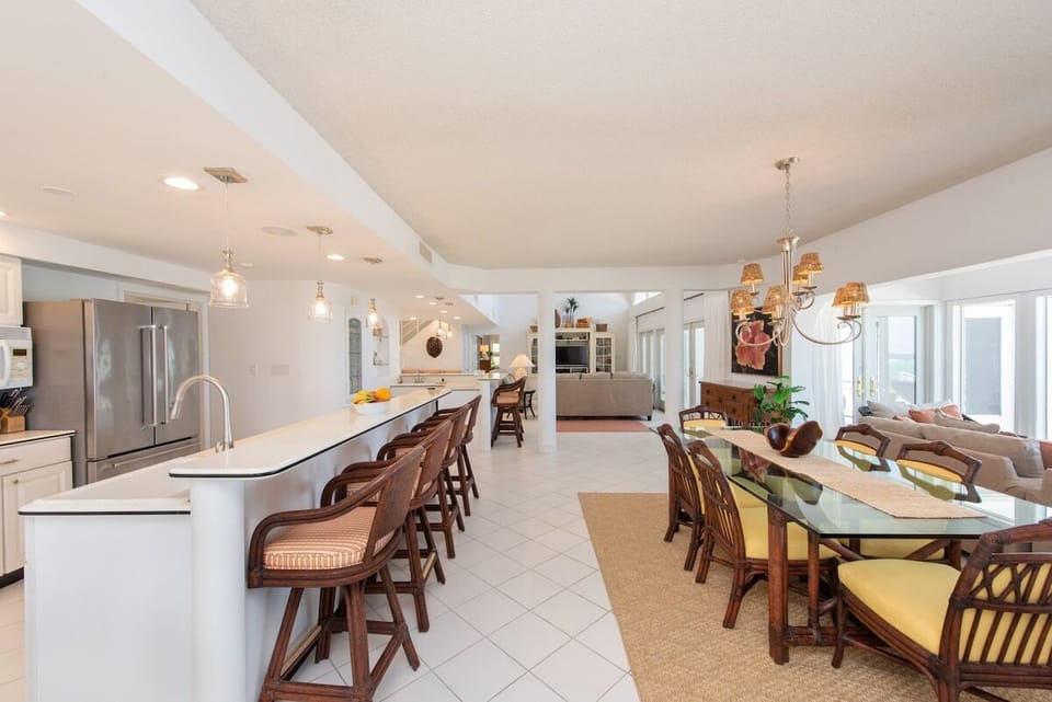 Start your day right! ☕ Spacious open kitchen with a bar for 4. Even more seating further down as well! Additional dining and sofa. Perfect for morning coffee or casual chats with friends.  #MorningBliss