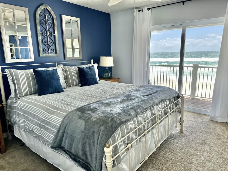 3rd Floor Bedroom with King Size Bed, Gulf Views and Flat Screen TV