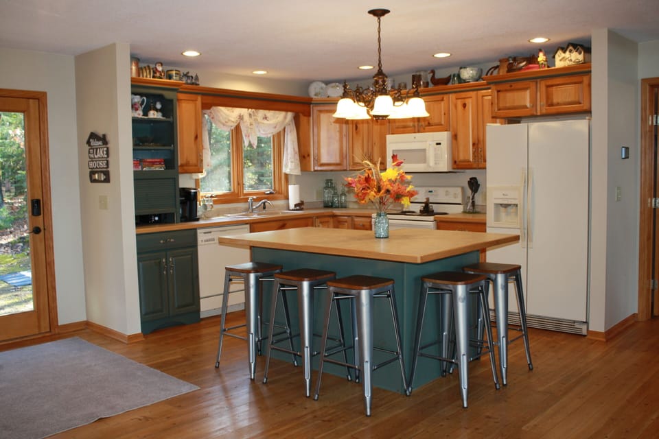 Large kitchen w/seating around island