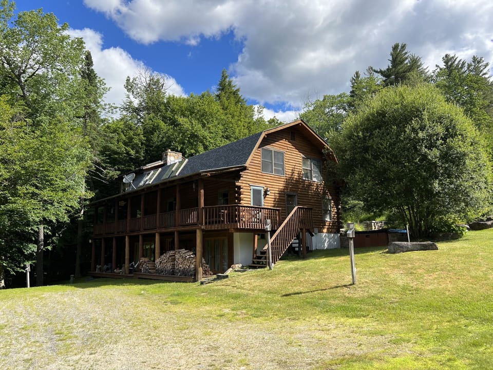 Main house with 6 bedrooms 9 beds right across from the guest house. 