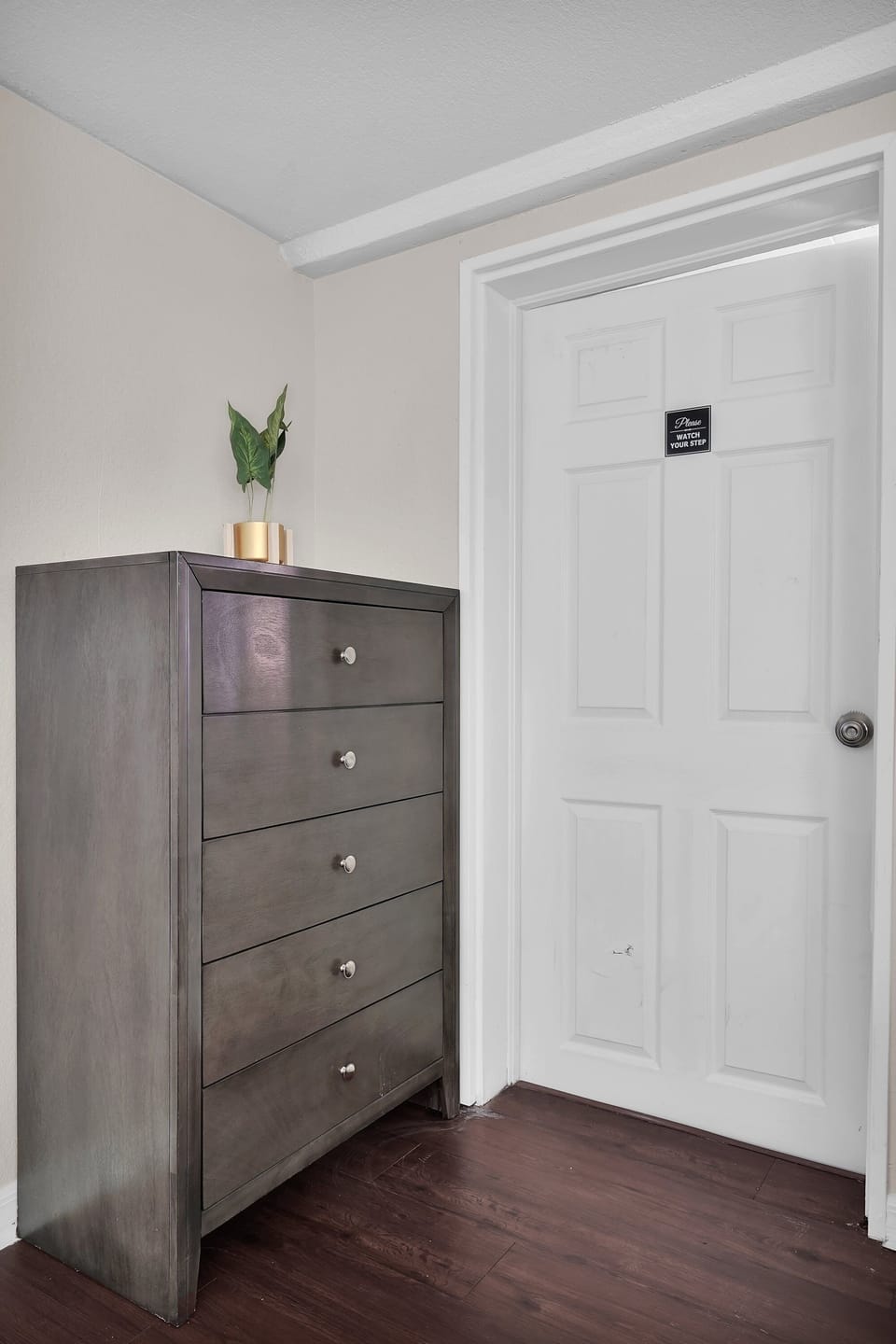 2nd Bedroom
- Queen bed
- Comfortable leather Armchair
- Dresser & nightstand