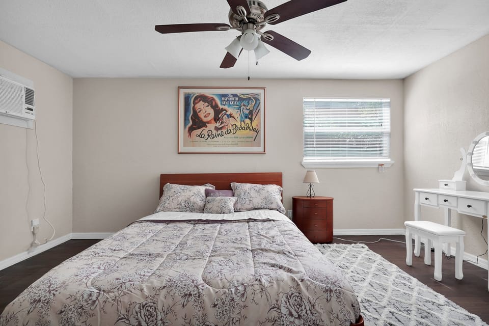 Master bedroom 
- Queen Bed
- 50" Smart HDTV
- Makeup vanity
- Ceiling Fan