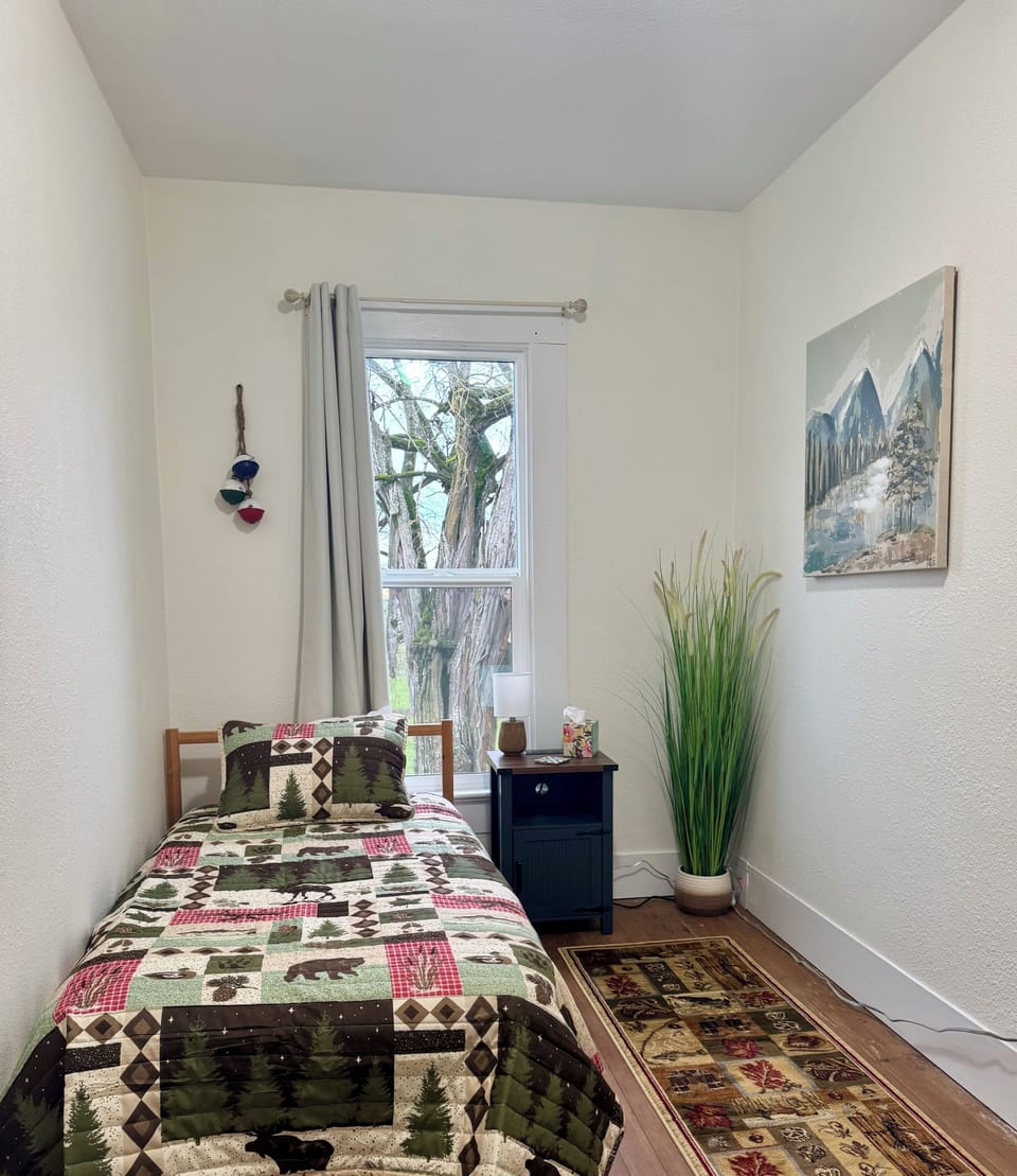Twin bedroom