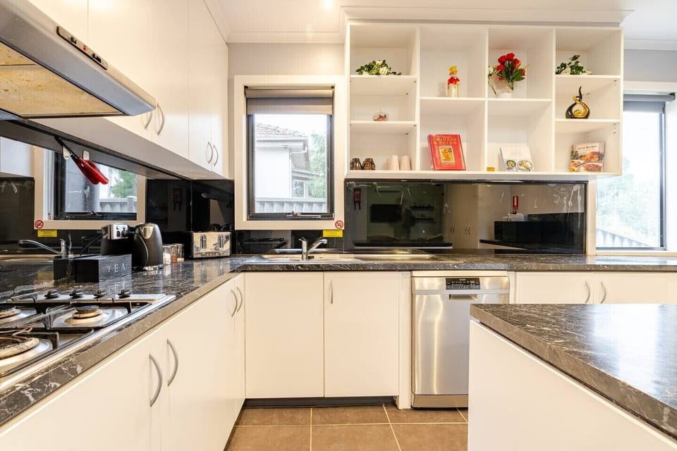 Fully equipped kitchen. Including kids cups & crockery. Gas burners. Dishwasher.