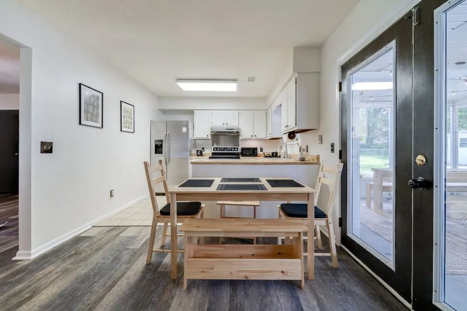 Indoor Dining Area l Kitchen