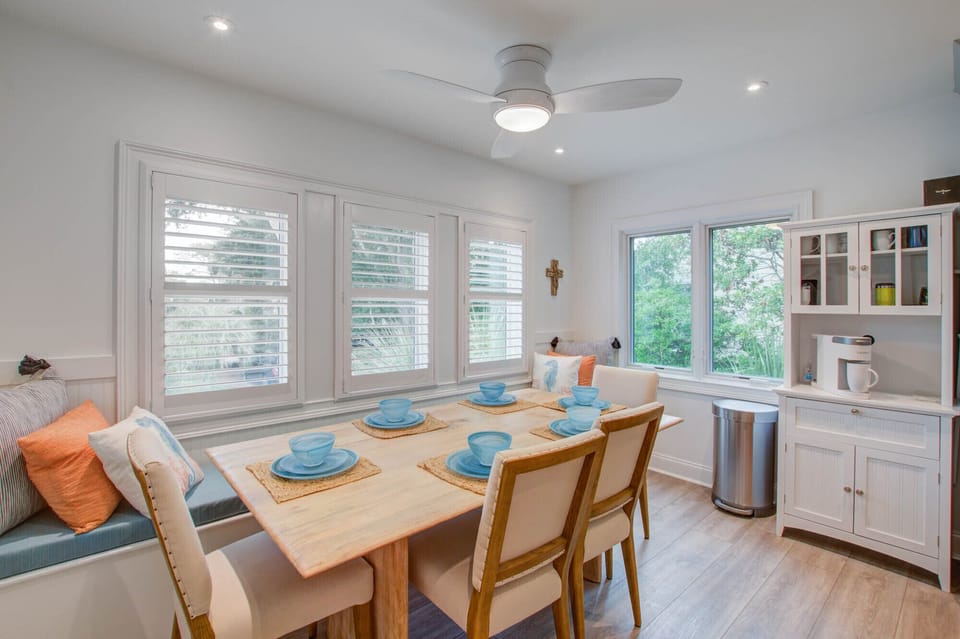 749 Spinnaker, Dining, 1
