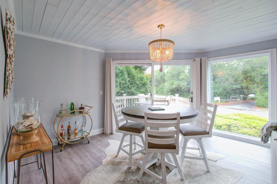 749 Spinnaker, Dining, 2