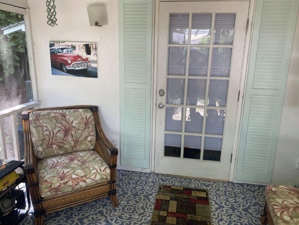 outdoor screened in porch