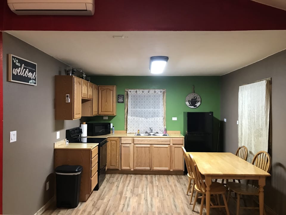 Full kitchen and dinning.
