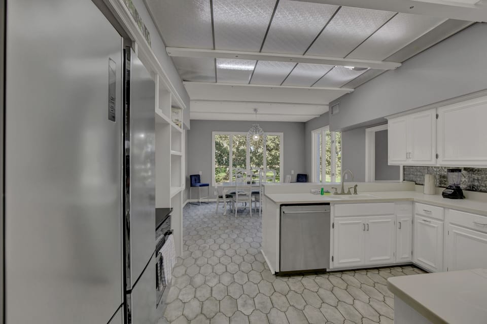 Additional kitchen view