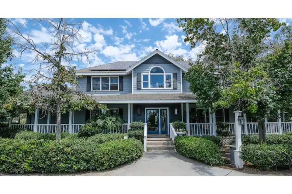 3,000 sq ft 5 bedroom 3.5 bath house.