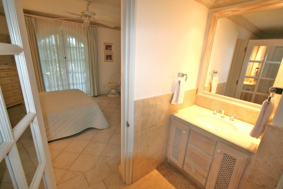 Left ensuite bathroom 