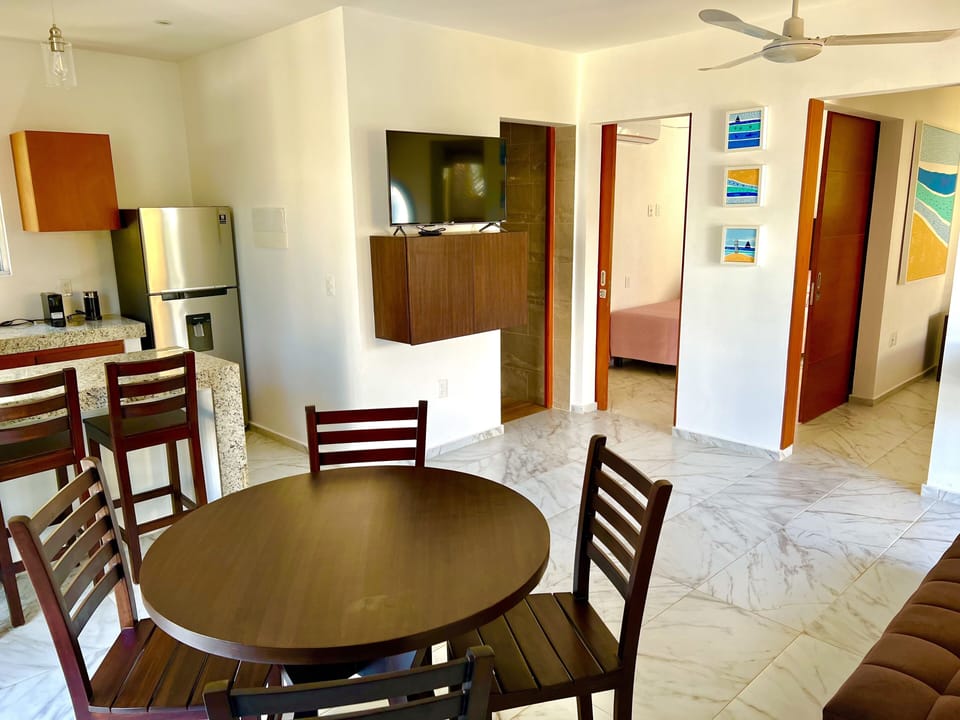 Dining room, TV