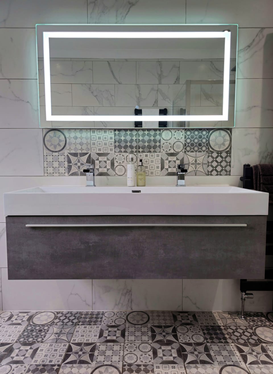 Large double sink in the main bathroom.