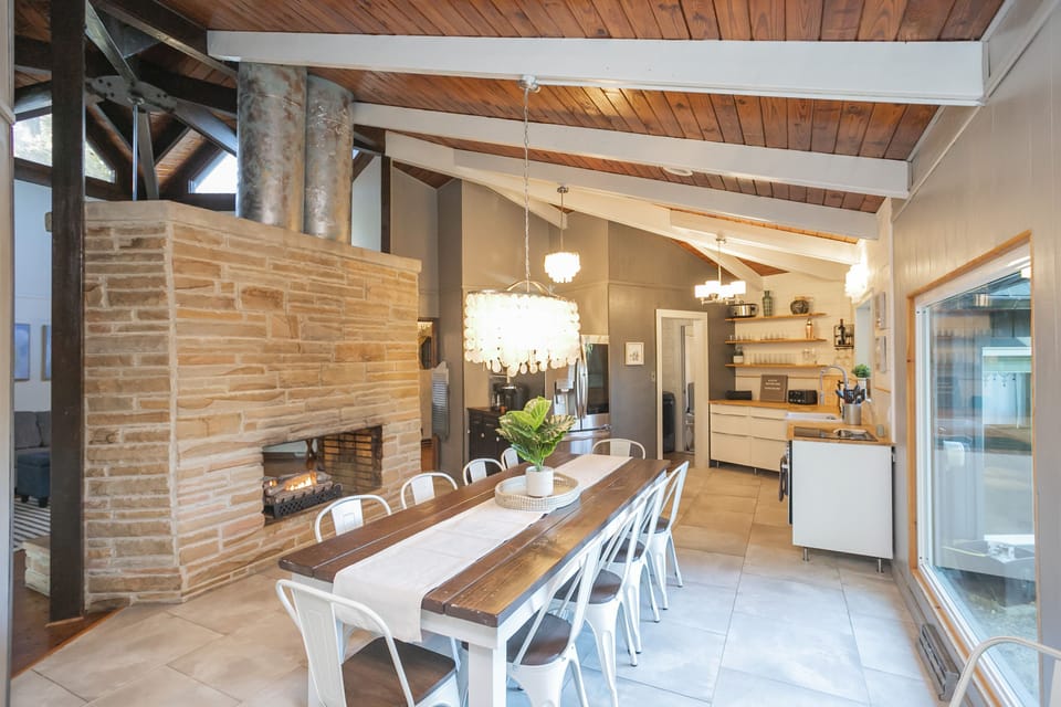 Plenty of seating at this 8' table.