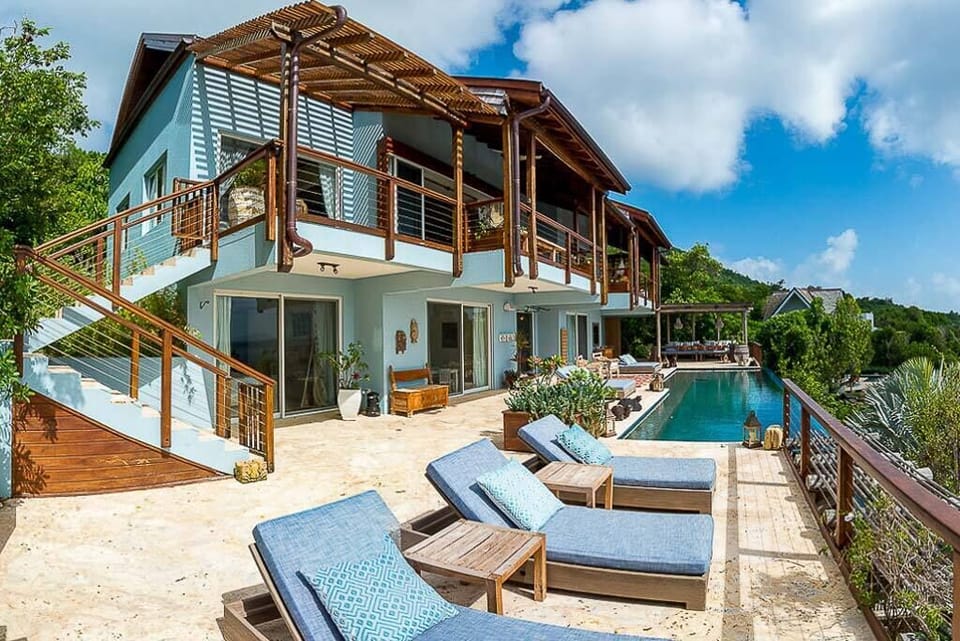 La Vida Villa: Poolside Porch