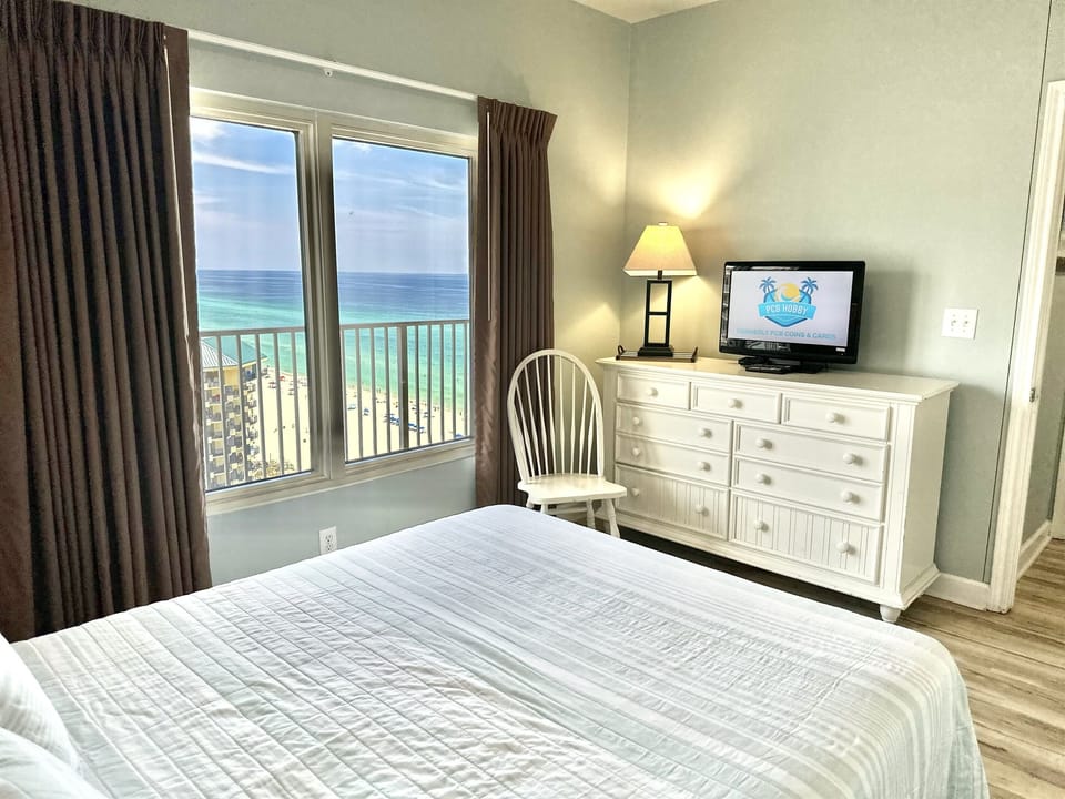 Guest bedroom with queen bed and Smart TV — perfect for couples or additional guests.