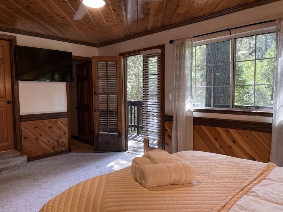Master bedroom w/ private bathroom and balcony 