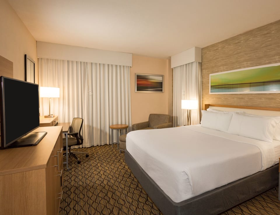 Unit with 1 King bed. Exact units will be assigned upon arrival. Views, colors, and decor may vary.