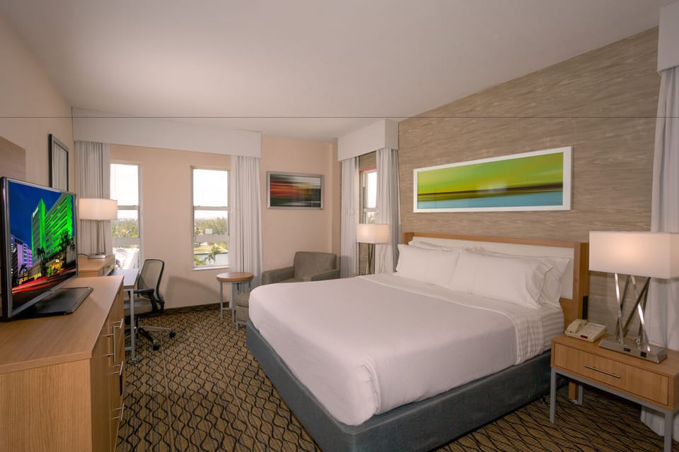 Unit with 1 King bed. Exact units will be assigned upon arrival. Views, colors, and decor may vary.