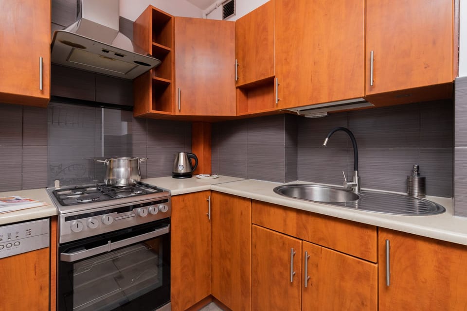 Kitchenette with plenty of kitchen utensils and dishes. 