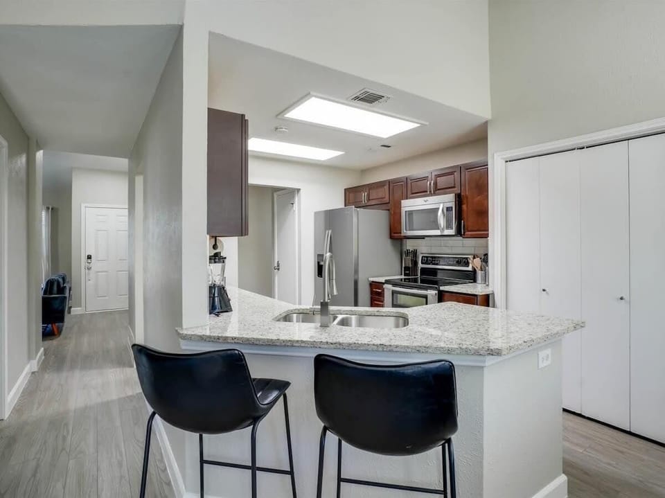 Fully equipped for all your cooking needs, this is a kitchen that doesn’t compromise on style, function, or practicality!