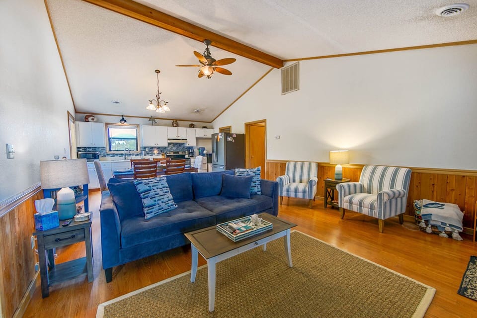 Surf-or-Sound-Realty-1057-Catchin-Some-Rays-great-Room-7
