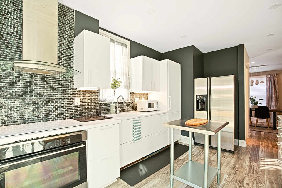 Stainless appliances, tile backsplash, 9 min to Carytown dining.