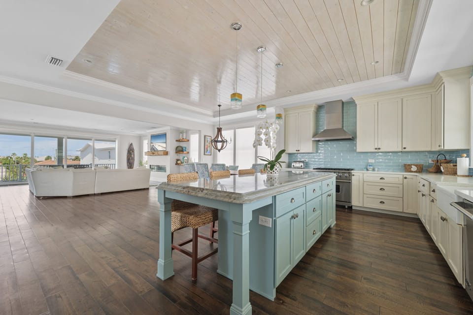 Kitchen Island - Breakfast Bar Seating for Four