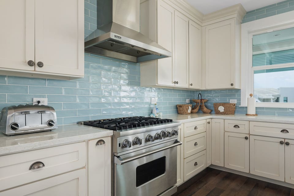 Fully Equipped Kitchen with Stainless Steel Appliances - Third Floor