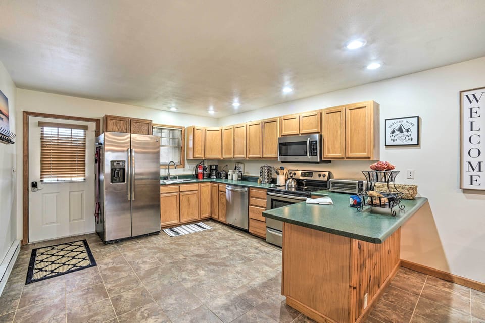 Full Kitchen, dishwasher & electric stove.