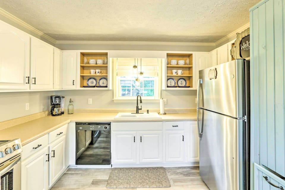 Kitchen | Cooking Basics | Blender | Paper Towels/Trash Bags Provided