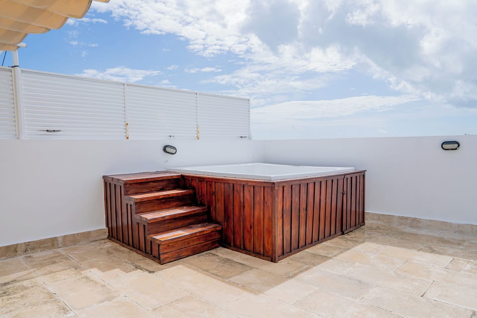 Outdoor spa tub