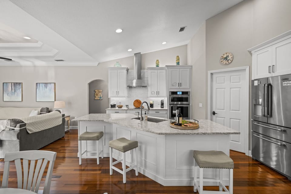 The modern, fully equipped kitchen will meet all of your cooking needs.
