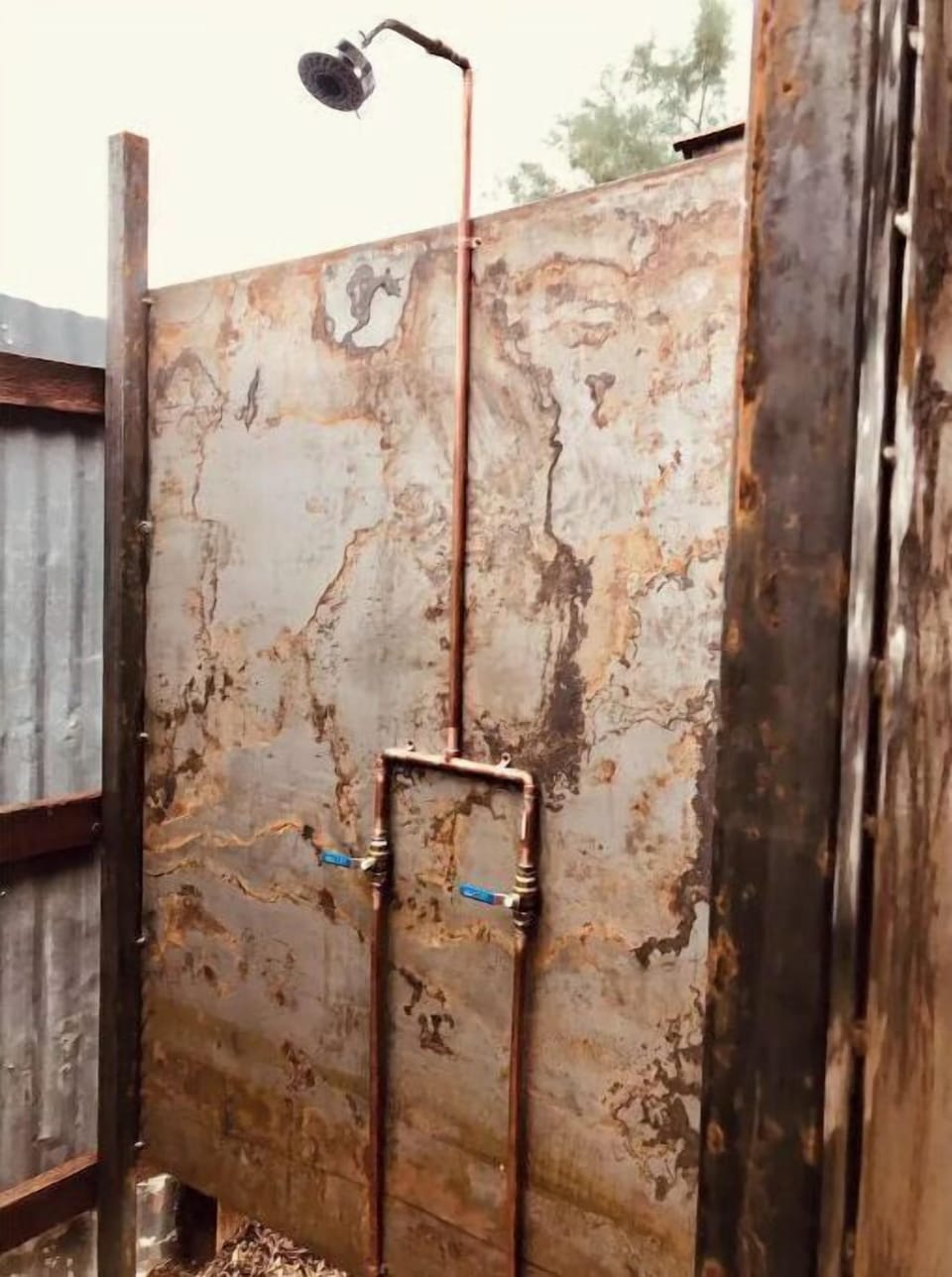 Outdoor shower / there is no indoor shower 